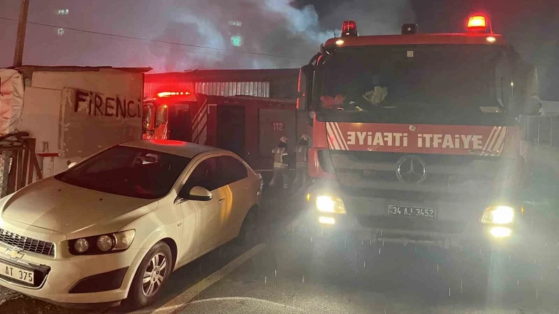 Esenyurt'ta bir tekstil atölyesinde çıkan yangın, itfaiye ekiplerinin hızlı müdahalesi