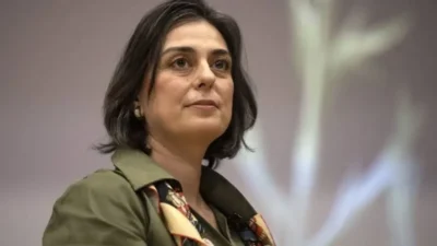 Sinem Dedetaş, yolsuzluk soruşturması çerçevesinde ev hapsine alındı. Başkanlık görevinden