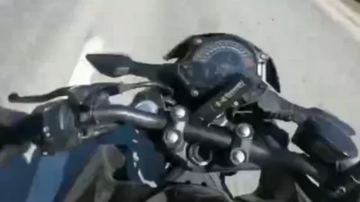 Eskişehir'de meydana gelen motosiklet kazası, sürücünün kask kamerası sayesinde kaydedildi.