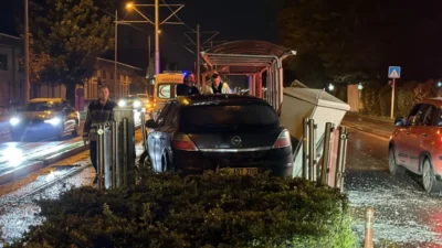 Eskişehir'de kontrolden çıkan bir otomobil, tramvay durağına daldı. Sürücü itfaiye