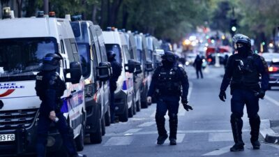 Fransa'da yaklaşan miting öncesi güvenlik önlemleri artırıldı. 15 yaş altı