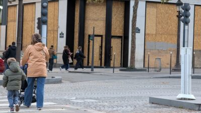 Fransa'daki protestolar perakende sektörünü olumsuz etkiliyor. Mağazalar, olası yağma ve