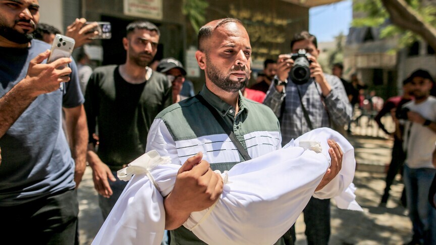 Gazze'de ateşkese rağmen devam eden saldırılar sonucunda 6 yaşındaki bir