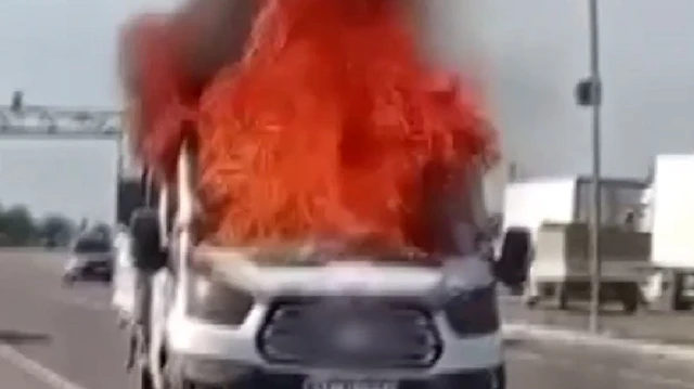 Hatay'da bir pikapta çıkan yangın, itfaiye ekiplerinin hızlı müdahalesi sayesinde