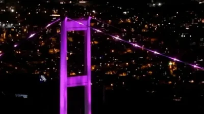 İstanbul, meme kanseri farkındalığına dikkat çekmek amacıyla Boğaz'daki simgesel yapıları