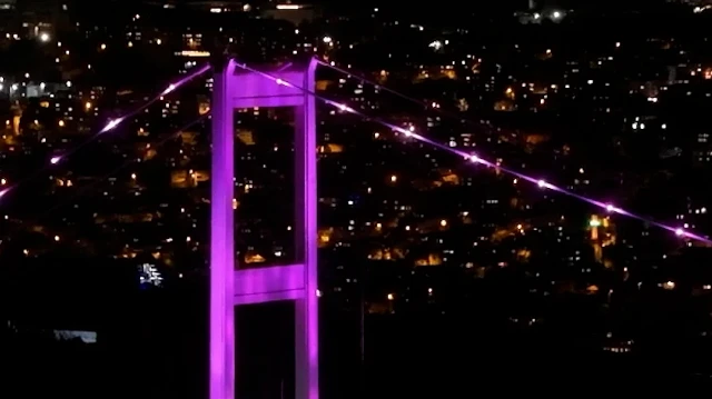İstanbul, meme kanseri farkındalığına dikkat çekmek amacıyla Boğaz'daki simgesel yapıları