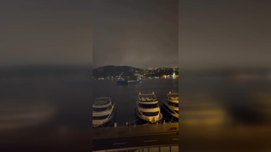 Kıyı Emniyeti ekipleri, İstanbul Boğazı'nda sürüklenen konteyner gemisini başarılı bir