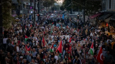 İstanbul'da on binlerce kişi, Gazze için düzenlenen yürüyüşte seslerini duyurdu.