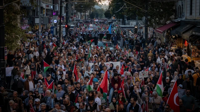 İstanbul'da on binlerce kişi, Gazze için düzenlenen yürüyüşte seslerini duyurdu.