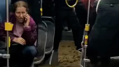 İstanbul'da etkili olan sağanak yağış, araçları su içinde bıraktı. Yolcular,