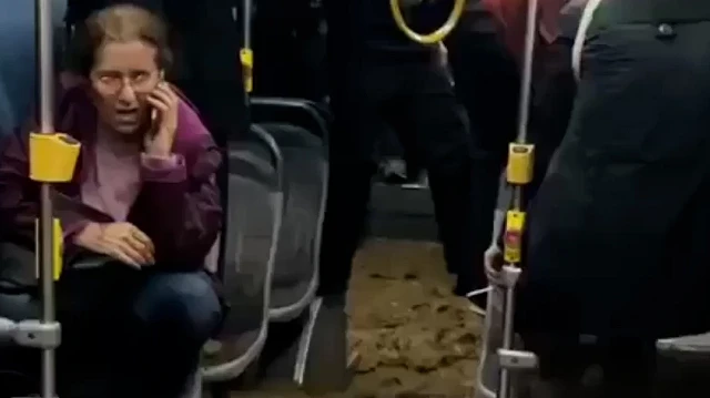 İstanbul'da etkili olan sağanak yağış, araçları su içinde bıraktı. Yolcular,