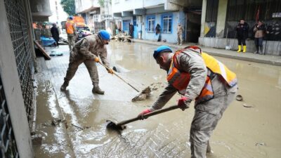 İstanbul'da yaşanan sel felaketinin ardından, temizlik ekipleri hasar gören bölgelerde