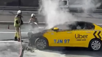 İstanbul TEM Otoyolu'nda seyir halindeki ticari taksi birden alev aldı.