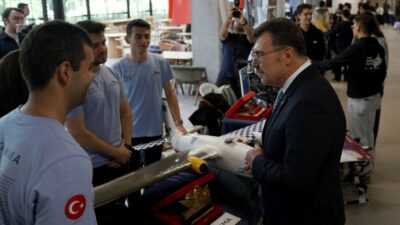 İTÜ Rektörü Mandal, TEKNOFEST'te başarılı projelere imza atan öğrencileri kutlayarak,