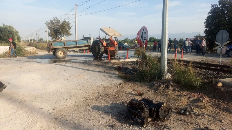İzmir'de hemzemin geçitte meydana gelen kazada yolcu treni, traktöre çarptı.