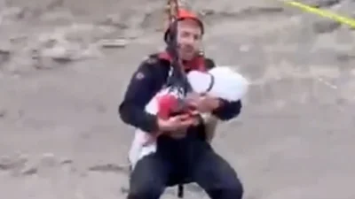 Sakarya'da yaşanan sel felaketinde jandarma ekiplerinin bir bebeği kucağında uyutma