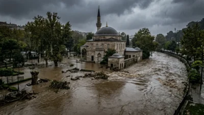İstanbul Kağıthane’de etkili olan yağışlar, tarihi Sadabad Camisi’ni su altında