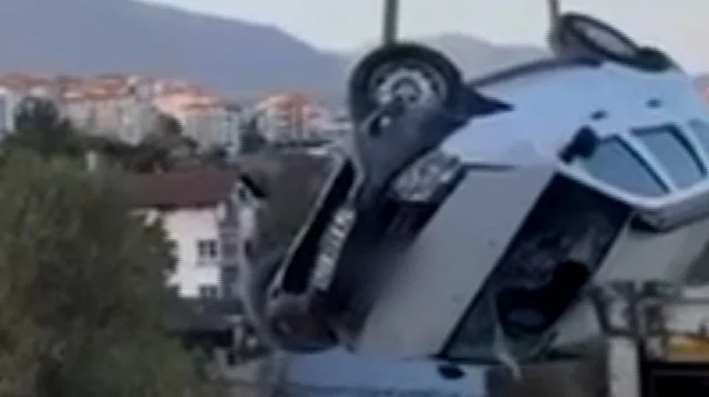 Karabük'te yol çalışmasını göremeyen sürücü, otomobiliyle şarampole devrildi. Olayda büyük
