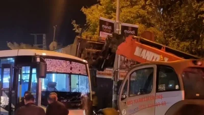 Kars'ta bir halk otobüsü kontrolden çıkarak karşı şeride geçti. Otobüs,