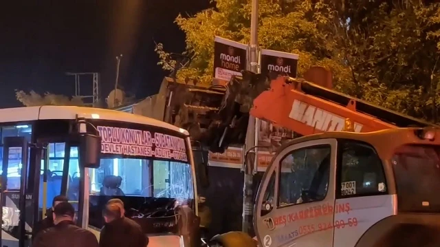 Kars'ta bir halk otobüsü kontrolden çıkarak karşı şeride geçti. Otobüs,