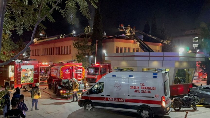 Kartal Koşuyolu Eğitim ve Araştırma Hastanesi'nde çıkan yangın, itfaiye ekiplerinin