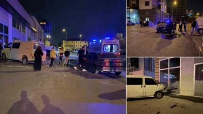 Kayseri'nin Kocasinan ilçesinde minibüs bir dükkana çarparak iki kişinin yaralanmasına