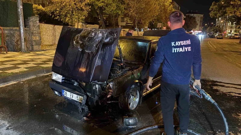 Kayseri'nin Melikgazi ilçesinde seyir halindeyken alev alan otomobil, itfaiye ekipleri