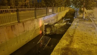Kayseri'de direksiyon hakimiyetini kaybeden sürücünün otomobili su kanalına uçtu. İtfaiye
