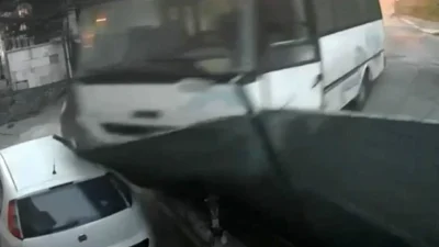 Arnavutköy'de frenleri boşalan bir midibüs, sürücüsünün tüm çabalarına rağmen park