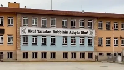 Konya'nın Karatay ilçesindeki bir ilkokul, duvarına yazdığı 'Oku!' ayetiyle dikkat
