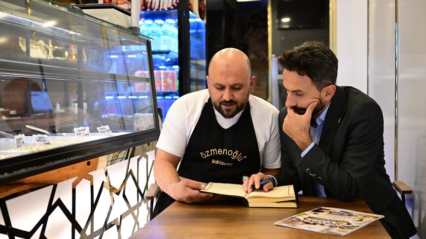 Kağıthane'de başlatılan yeni proje ile esnafa iş yerlerinde Kur'an-ı Kerim