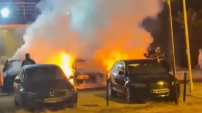 Kuşadası'nda bilinmeyen kişi veya kişiler tarafından kundaklanan iki otomobil, yangında