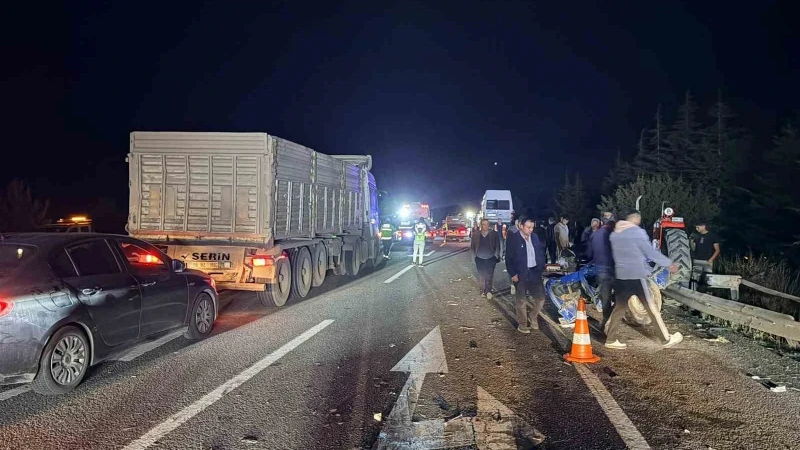 Kütahya-Tavşanlı kara yolunda meydana gelen zincirleme kazada yedi kişi yaralandı.