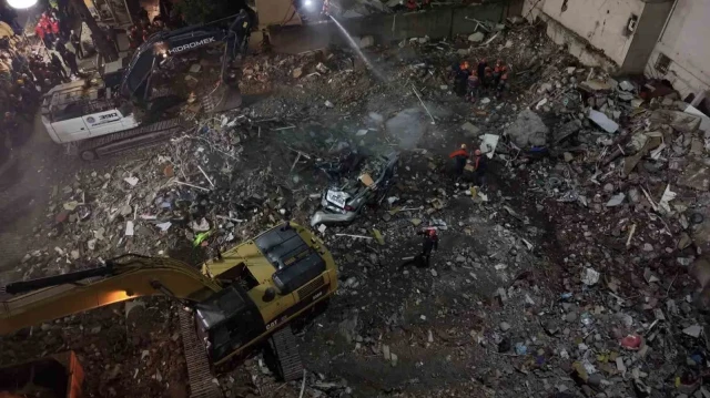 Maltepe'de yıkılan binanın enkazında kalan araç, havadan görüntülendi. Olayda 8