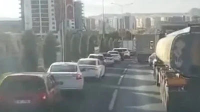 Mardin'de sürücüler, yangın ihbarına giden itfaiye aracına yol vermek için