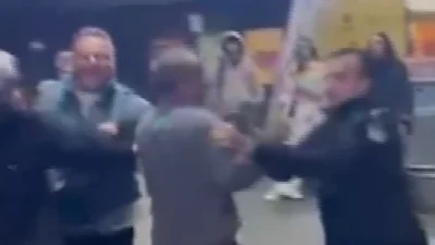 Mecidiyeköy Metrobüs Durağı'nda güvenlik görevlisinin bir vatandaşa tekme attığı anlar