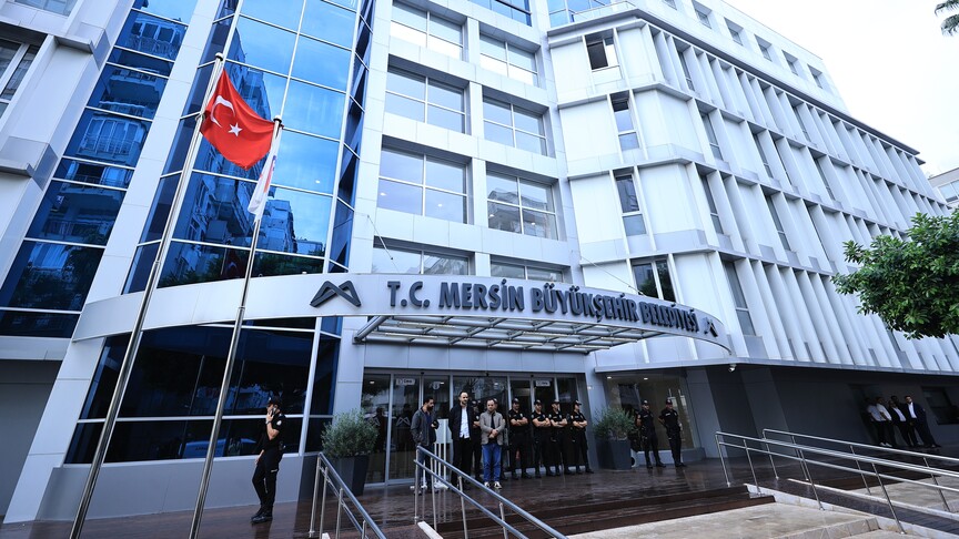 Mersin'deki yolsuzluk soruşturmasında Büyükşehir Belediye Başkanı Vahap Seçer ve iki