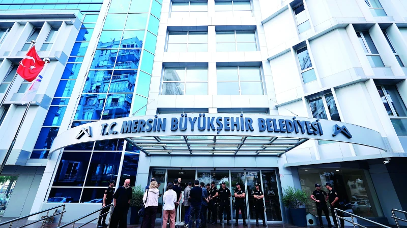 Mersin'de düzenlenen yolsuzluk operasyonunda, üç belediye başkanı gözaltına alındı. Kamu