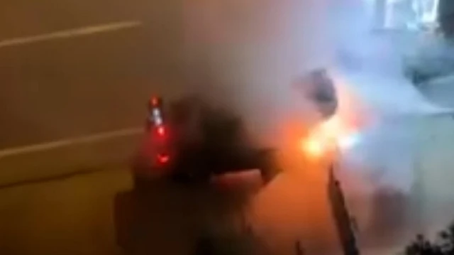 Bursa'nın Mudanya ilçesinde lüks bir otomobilde çıkan yangın, itfaiye ekiplerinin