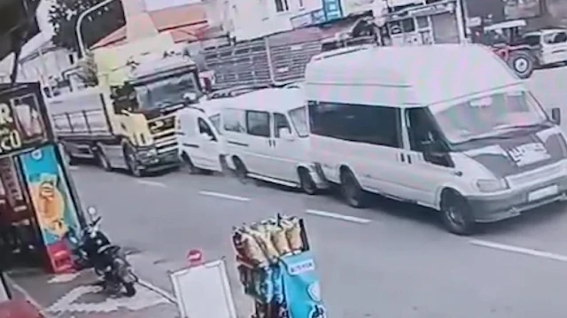 Nevşehir'in Kaymaklı beldesinde meydana gelen zincirleme kazada 4 araç hasar