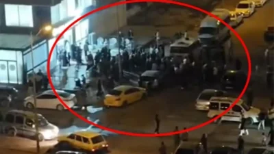 Mardin'de bir nişan töreni sırasında gelin ve damat tarafları arasında