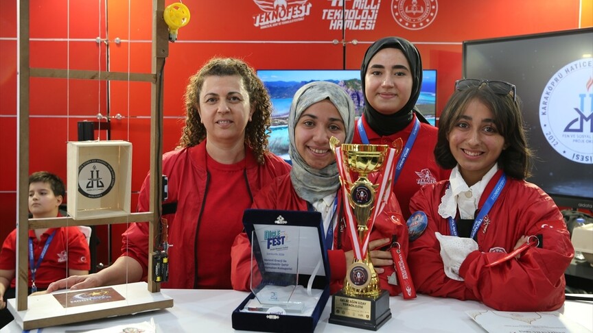 Karaköprü Hatice Kübra Kız Anadolu İmam Hatip Lisesi öğrencileri, asansörlerde