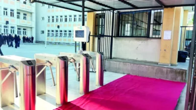 Başakşehir ve Esenyurt'taki okullarda güvenlik önlemleri sıkılaştırıldı. Öğrenciler, girişte detaylı