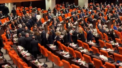 Cumhurbaşkanı Erdoğan, TBMM açılışında konuşmasına başlamadan önce Özgür Özel ve
