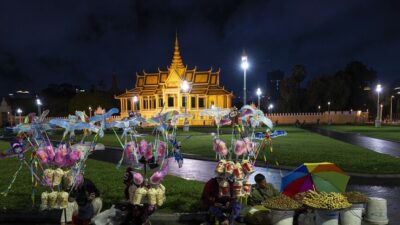 Phnom Penh, yoğun motosiklet trafiği ve rengarenk sokak tezgahlarıyla dolu