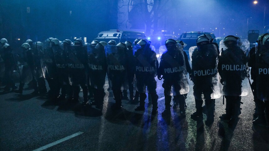 Polonya'da Anayasa Mahkemesi önündeki polis ablukası, Cumhurbaşkanı Nawrocki'nin Senegal seferini