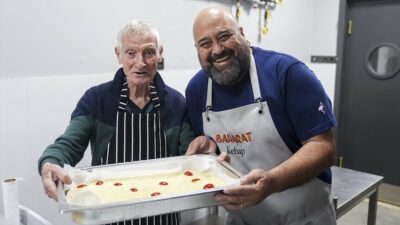Şef Somer Sivrioğlu, huzurevi sakinleriyle birlikte tuzlu kek yaparak hem