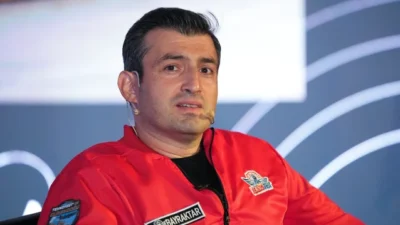 Selçuk Bayraktar, gençlerin emek harcaması gerektiğini vurgulayarak kolay yoldan başarı