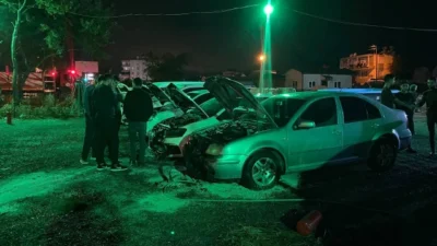 Antalya'nın Serik ilçesinde bir otomobil galerisi kundaklandı. 6 araç, şüpheli