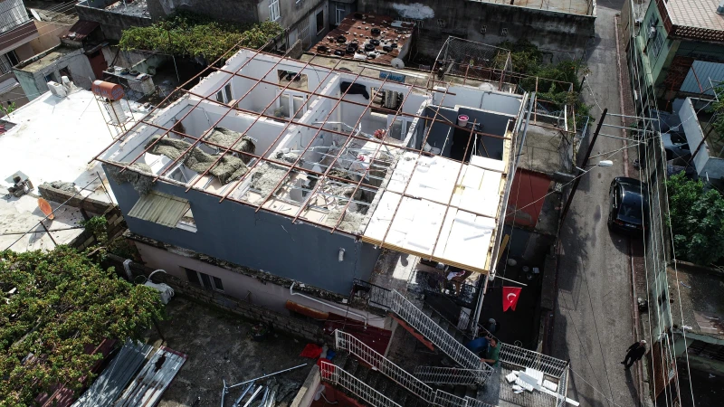 Adana'da etkili olan şiddetli rüzgar, bir evin çatısını uçurdu. Ev